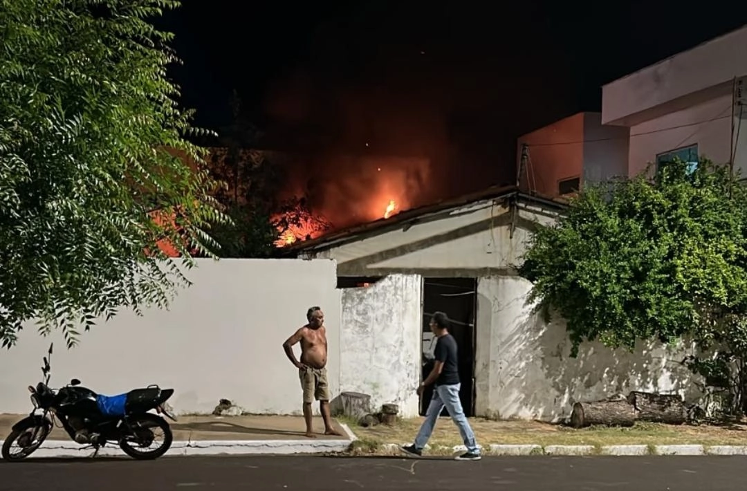 Incêndio causa prejuízos em residência no Centro de Oeiras
