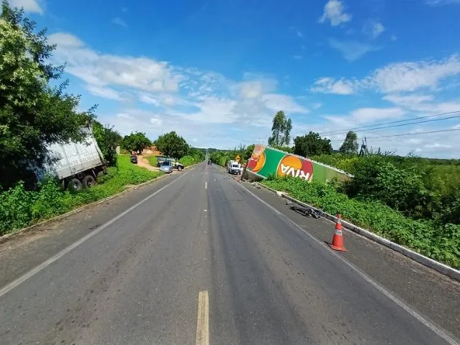 Caminhoneiro não vê quebra-molas, perde controle e colide contra veículo no Piauí