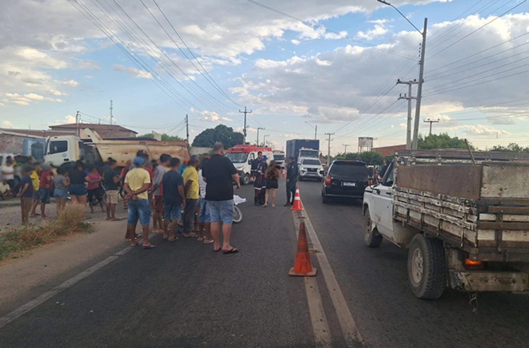 Homem morre após moto colidir com carreta no PI;esposa e filho estavam na garupa