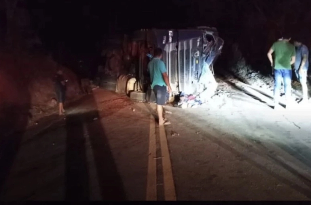 Carreta carregada de sorgo tomba em ladeira de ponte no Sul do Piauí