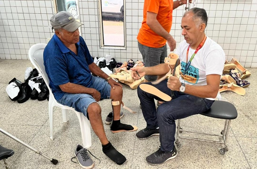 Sesapi entrega mais de 1.600 órteses, próteses e meios locomoção para moradores de 14 municípios na região de Valença