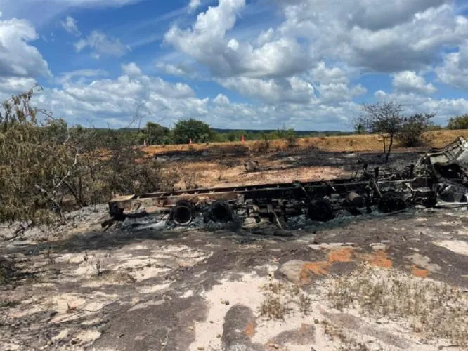 Duas pessoas morrem carbonizadas após caminhão-tanque pegar fogo em Brejo do Piauí