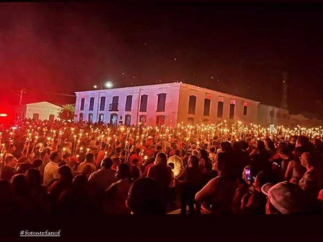 Procissão do Fogaréu espalha luz e devoção pelas ruas de Oeiras