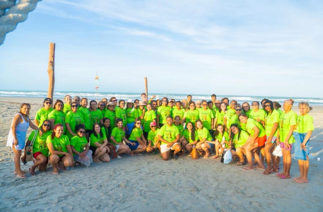 Idosos de Colônia do Piauí viajam ao litoral e alguns vivem o primeiro encontro com o mar