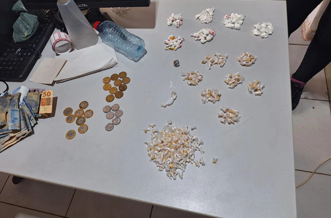 Adolescente suspeito de agredir a própria mãe é apreendido com drogas em Altos; homem também é preso