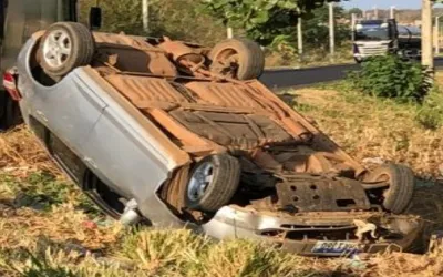 Carro tomba na BR 230, próximo à entrada do bairro Várzea em Oeiras