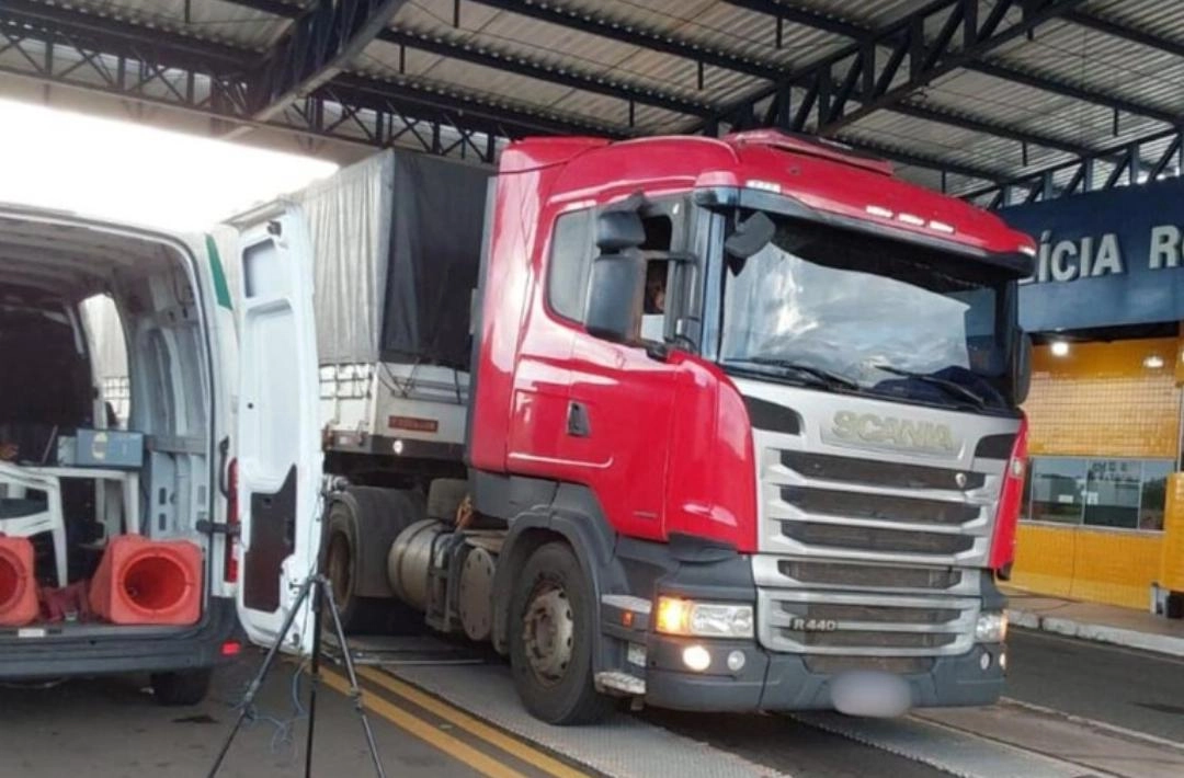 PRF e Sefaz flagram veículos de carga com excesso de peso no Piauí