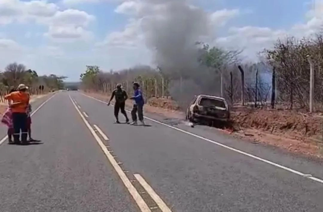 Homem morre carbonizado após carro pegar fogo em Furta-lhe a Volta, na cidade de Ipiranga do Piauí