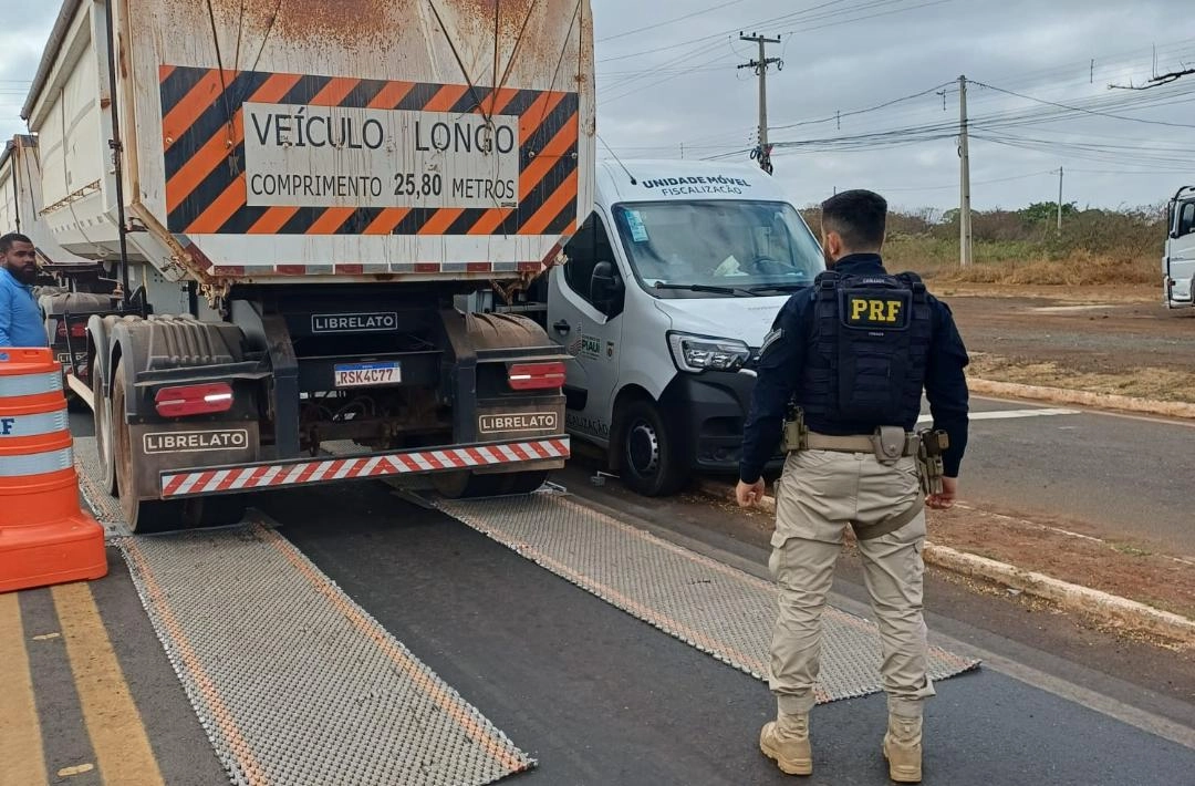 PRF e SEFAZ-PI realizam operação conjunta contra excesso de peso e sonegação fiscal em Picos
