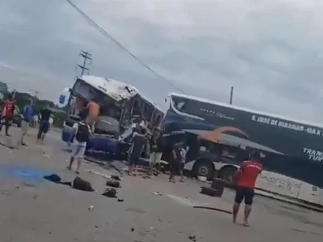 VÍDEO: Ônibus que saiu do Piauí se envolve em grave acidente em SP; pelo menos 14 pessoas ficaram feridas