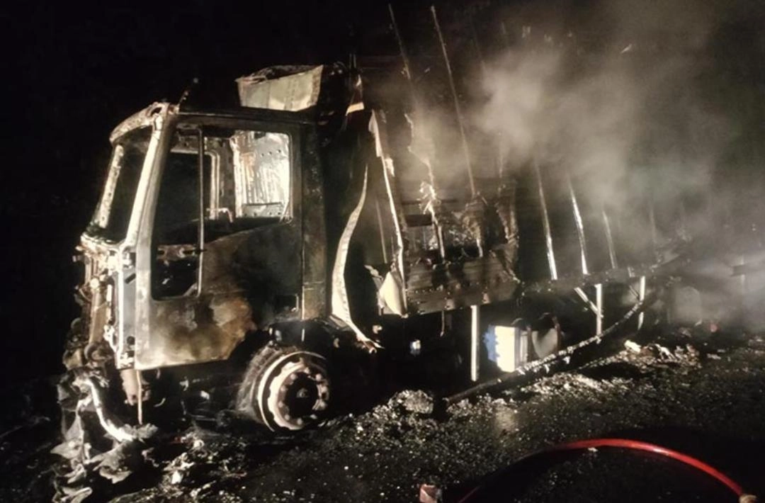 Caminhão pega fogo e fica destruído na BR-343 no Sul do Piauí; motorista sai ileso