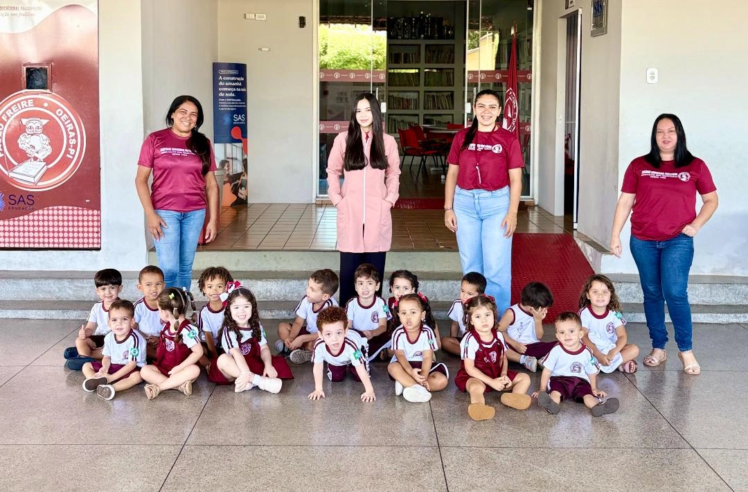 Ex-aluna retorna à Sociedade Educacional Paulo Freire para diálogo sobre saúde bucal