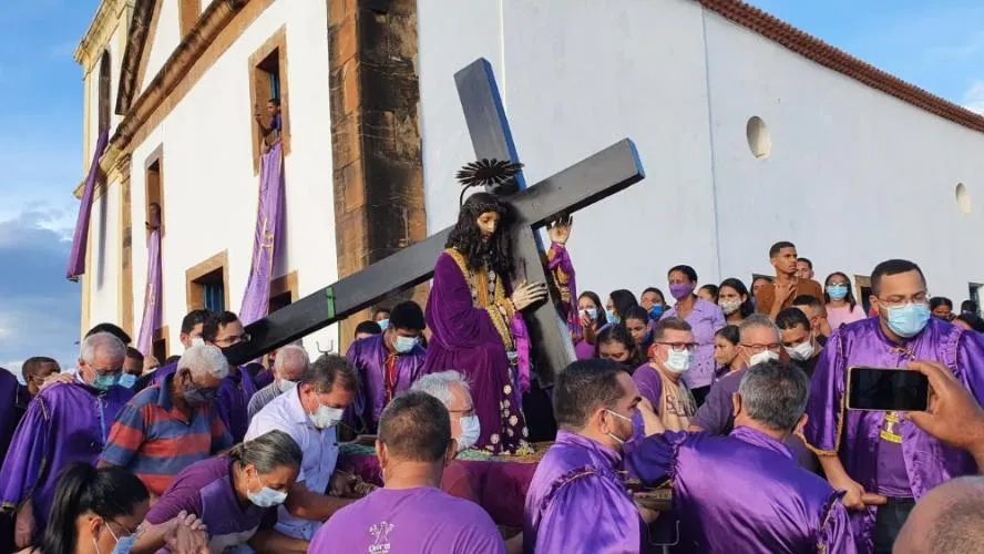 Católicos se preparam para a Procissão de Bom Jesus dos Passos em Oeiras