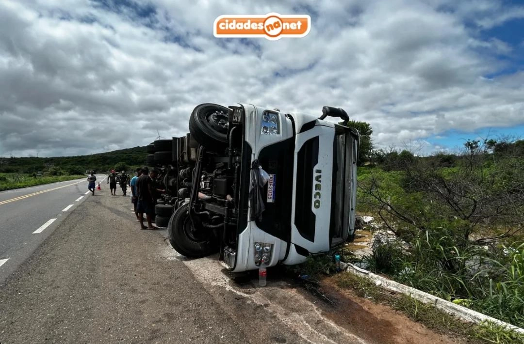 Carreta tomba após falha mecânica na BR-316, em Marcolândia