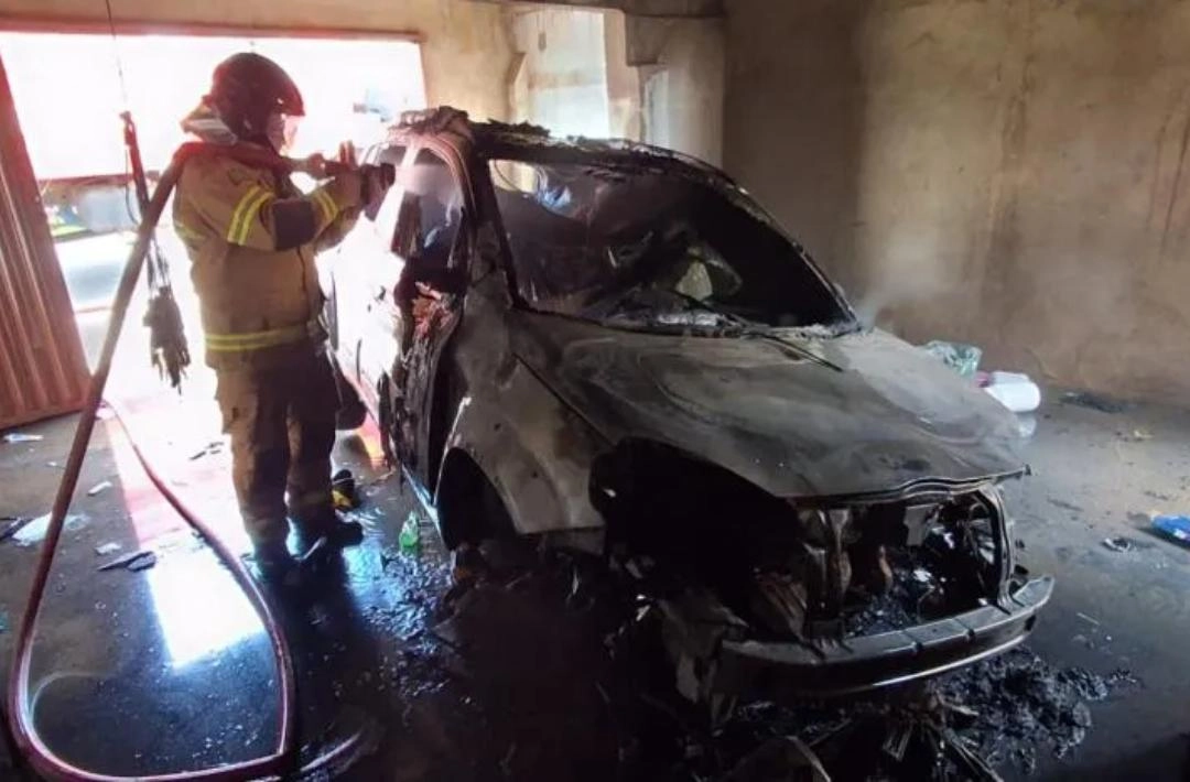 Corpo de Bombeiros atende ocorrência de incêndio em veículo em Oeiras