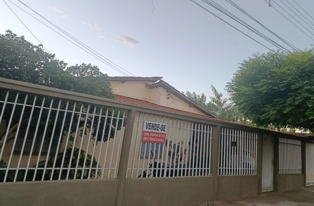 Casa com 7 quartos e terreno de 490 metros quadrados está à venda no Centro de Oeiras