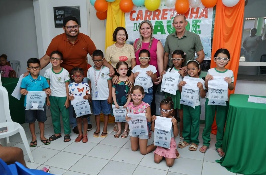 Carretinha da Saúde entrega óculos a crianças em São Miguel do Fidalgo