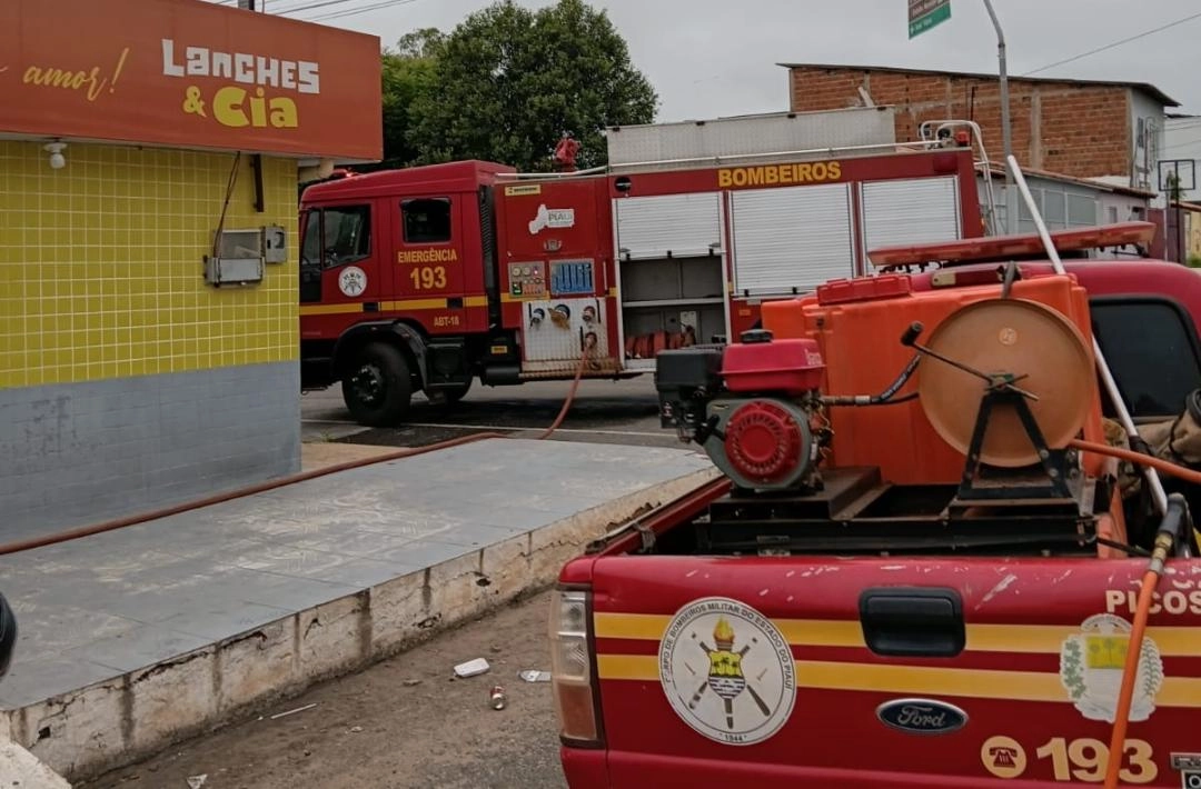Incêndio em lanchonete é controlado na manhã deste domingo em Oeiras