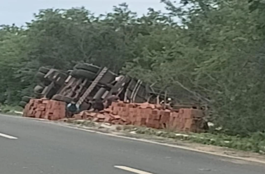 Colisão entre duas carretas é registrada na BR-230 entre Oeiras e São João da Varjota