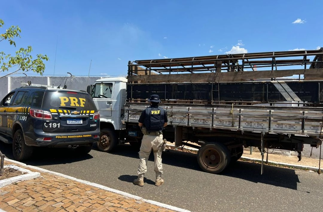 PRF apreende caminhão com sinais de identificação adulterados em Oeiras
