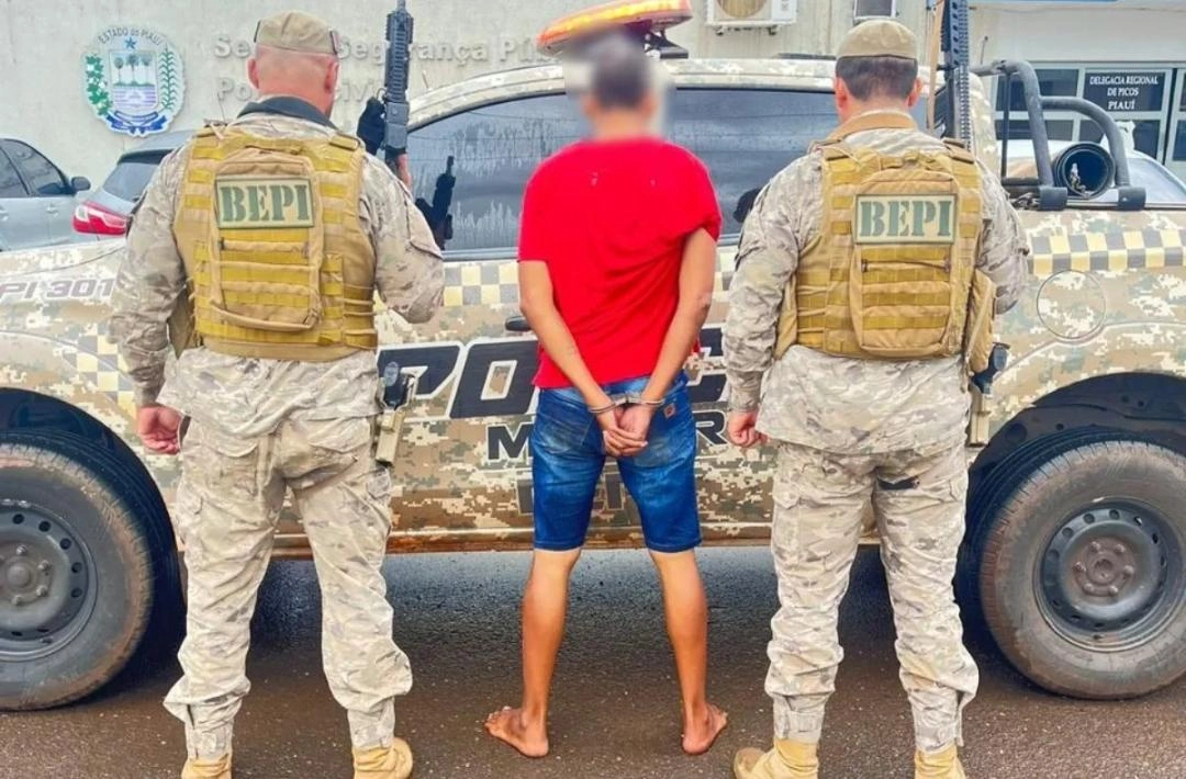 Homem é preso após perseguição policial por tráfico de drogas no bairro Aerolândia, em Picos