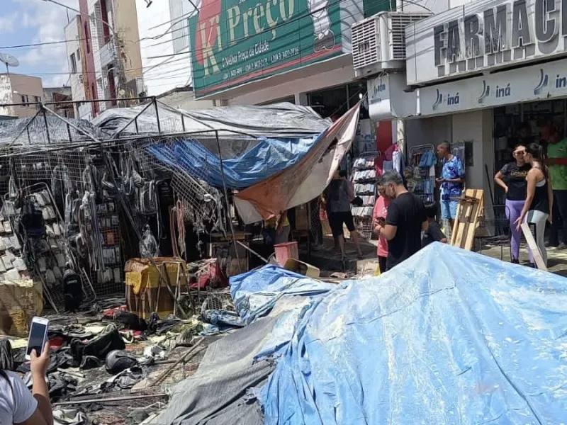 Fogos de artifício causam incêndio e destrói barracas na Feira Livre de Picos