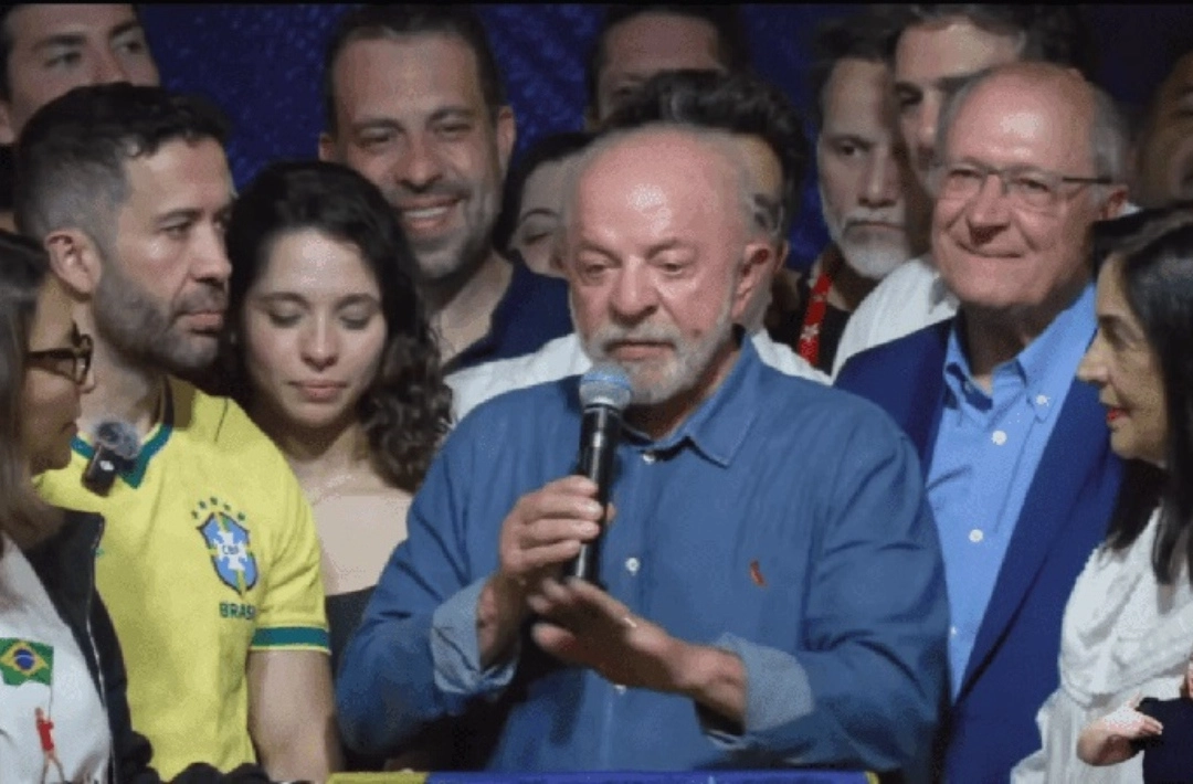 Após vitória, Lula discursa e defende regulação das redes sociais