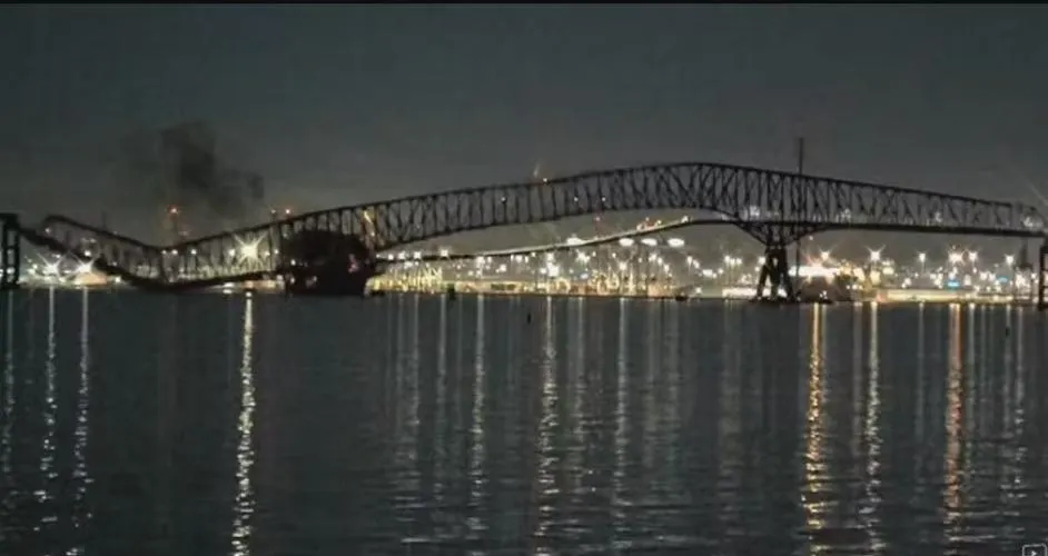 Veja o vídeo de Ponte que desaba após ser atingida por navio nos Estados Unidos