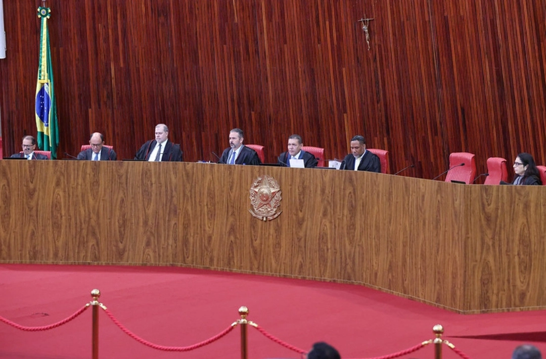 TSE desmente Flávio Bolsonaro e diz não ter retirado fiscais do PL da sala cofre