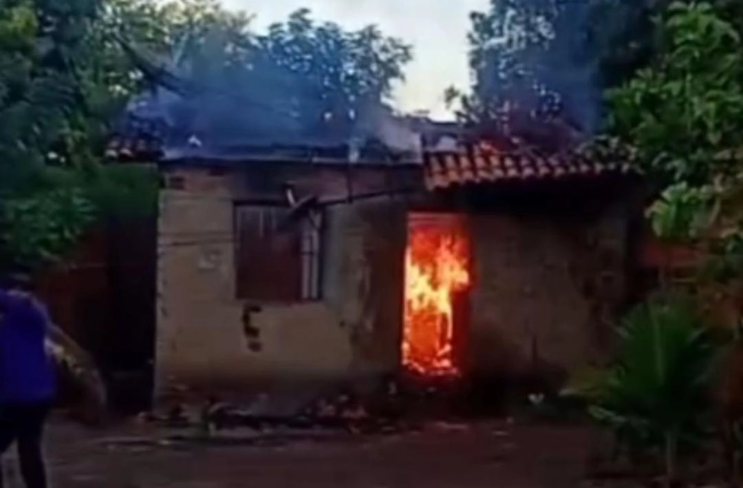 Carregador pega fogo e incendeia casa em Altos; família perdeu tudo