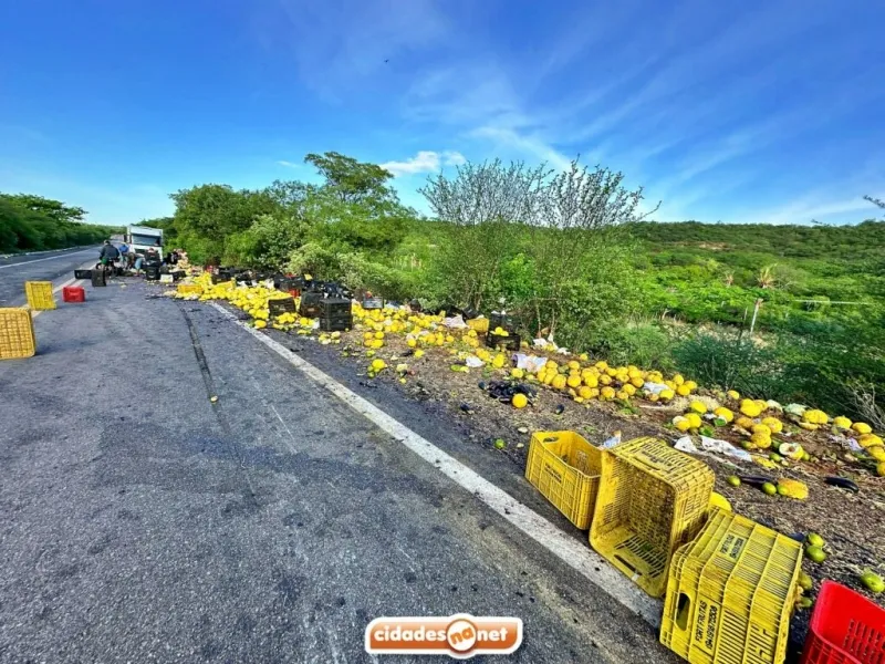 Caminhão carregado de frutas tomba na BR 407, em Patos do Piauí, e motorista fica ferido