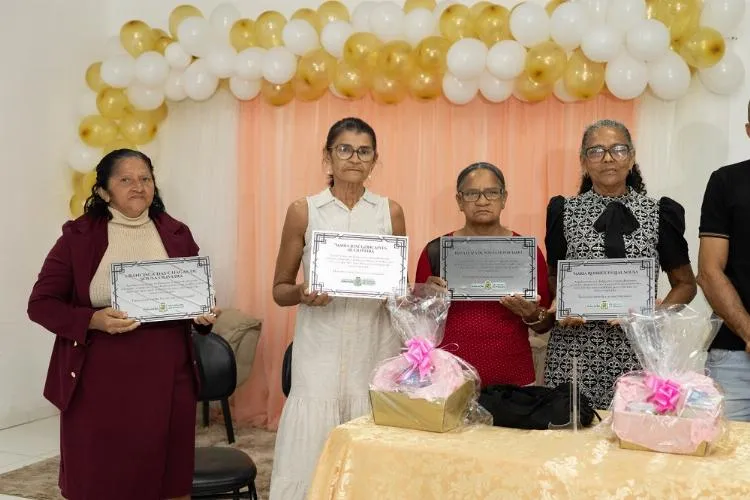 São Miguel do Fidalgo presta homenagem a professoras por décadas de dedicação à educação local