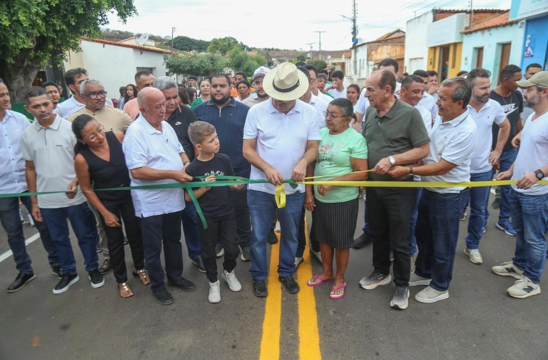 Rafael Fonteles inaugura asfaltamento de ruas em Vera Mendes e anuncia 14º salário para servidores de escola estadual