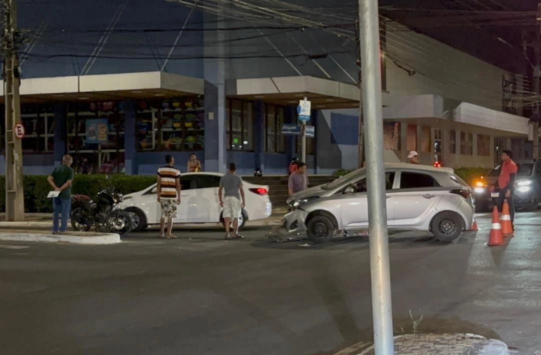 Carro e motocicleta colidem em cruzamento na zona Leste de Teresina