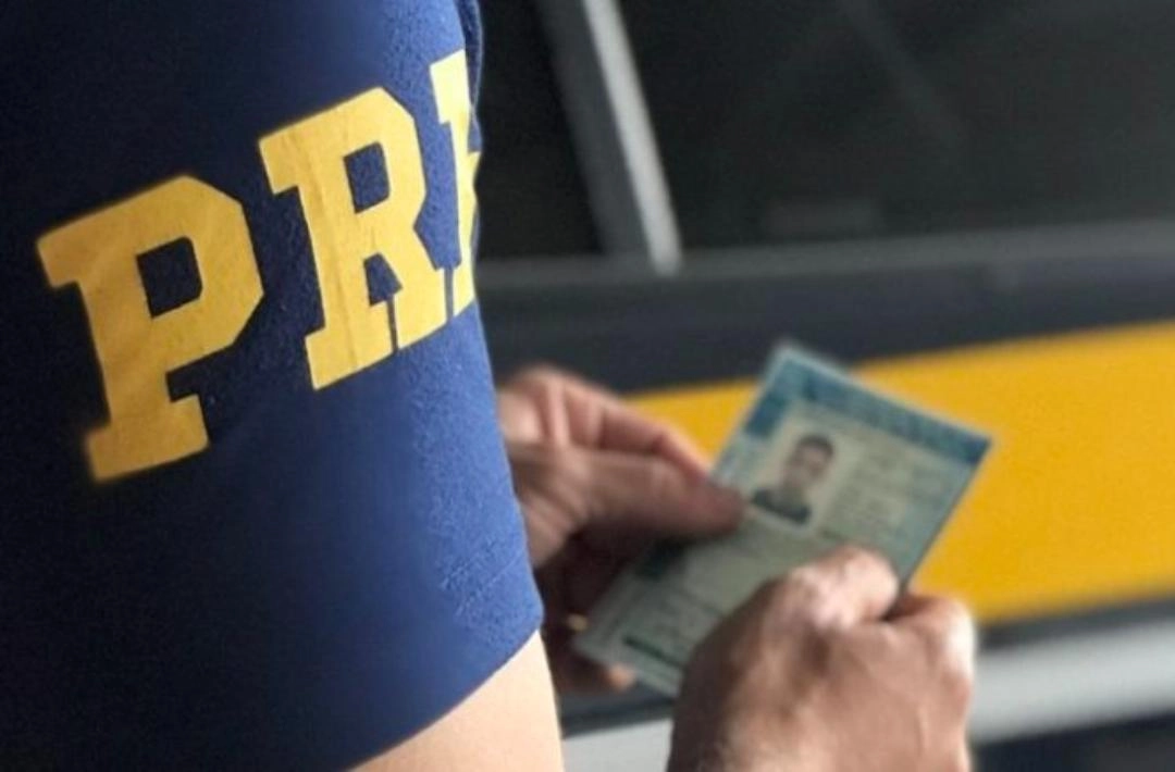 Jovem de 24 anos morre após carro colidir com caminhão na BR-343 em Teresina