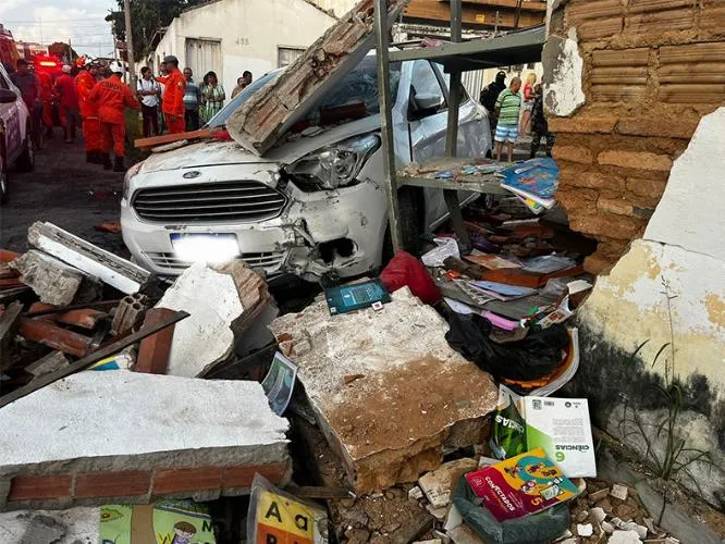 Motorista perde controle de carro, invade reforço escolar e fere três crianças na zona Sul