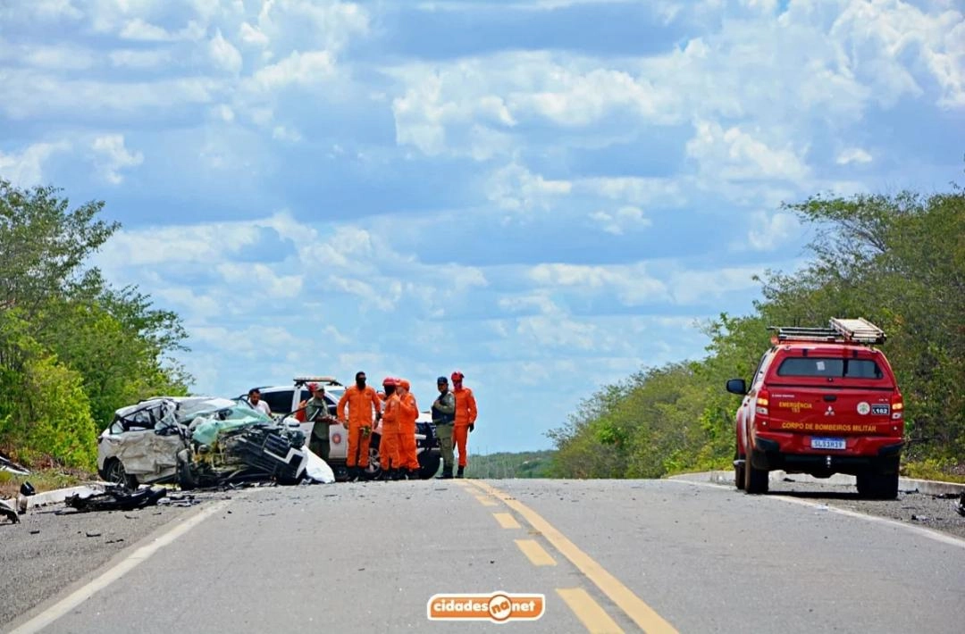 Colisão entre veículos deixa três pessoas mortas, carro incendiado e feridos em Jaicós