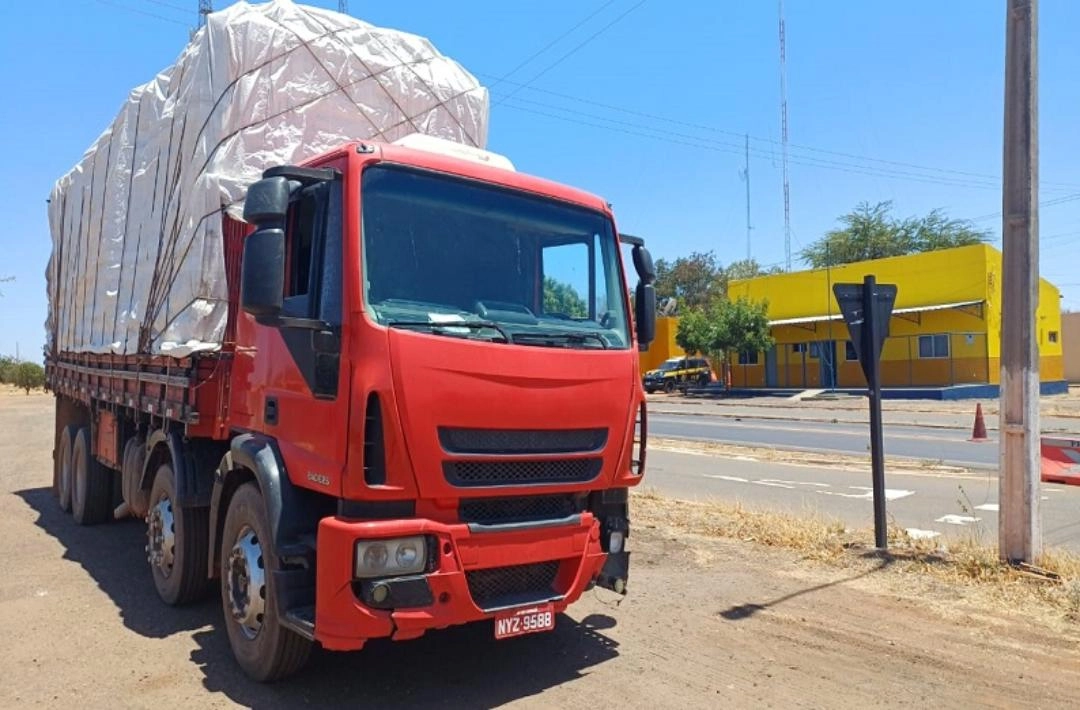 PRF de Picos apreende mais um caminhão transportando madeira de forma ilegal