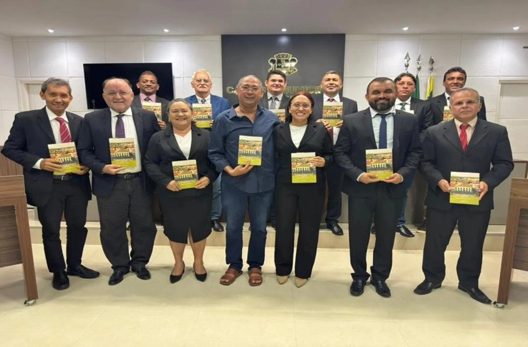 Professor Paulo Henrique lança livro sobre geografia eleitoral de Oeiras na Câmara Municipal