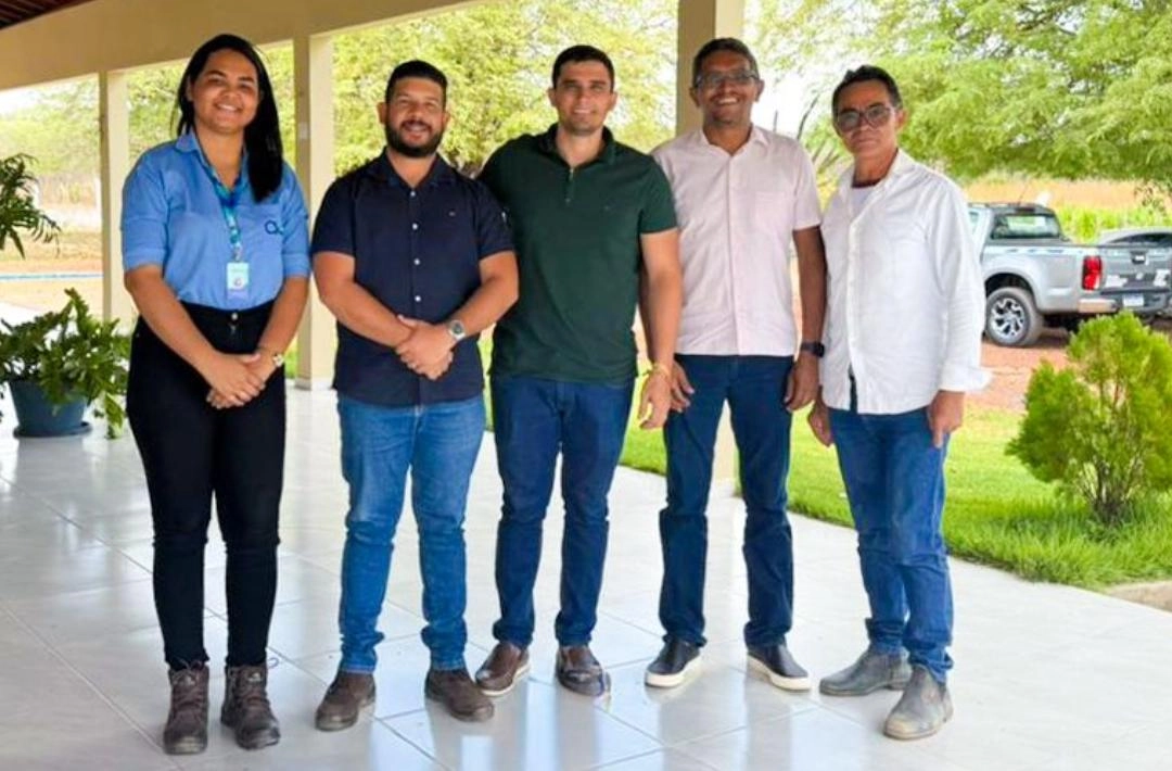 Prefeito de Colônia do Piauí discute melhorias no abastecimento de água e infraestrutura com Águas do Piauí