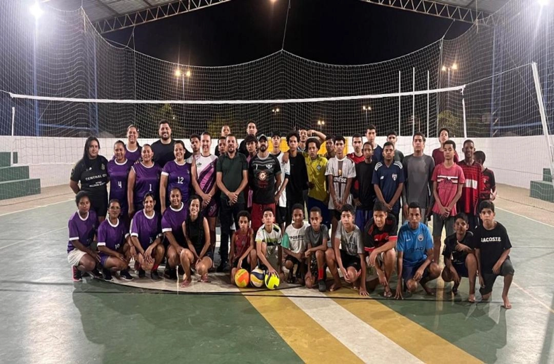 Colônia do Piauí inicia escolinha de voleibol com foco em inclusão e formação cidadã