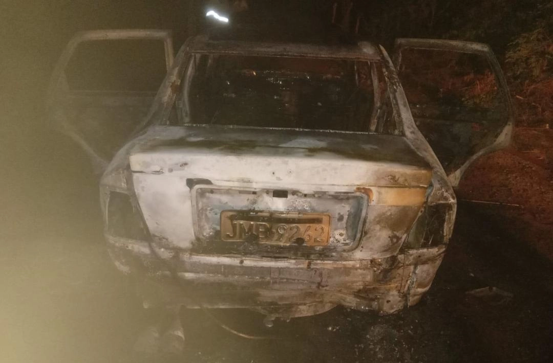 Carro é destruído por incêndio na entrada do povoado Buriti do Rei, em Oeiras 
