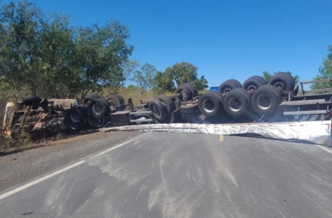 Colisão frontal entre caminhão e carro interdita a BR-316 e deixa feridos