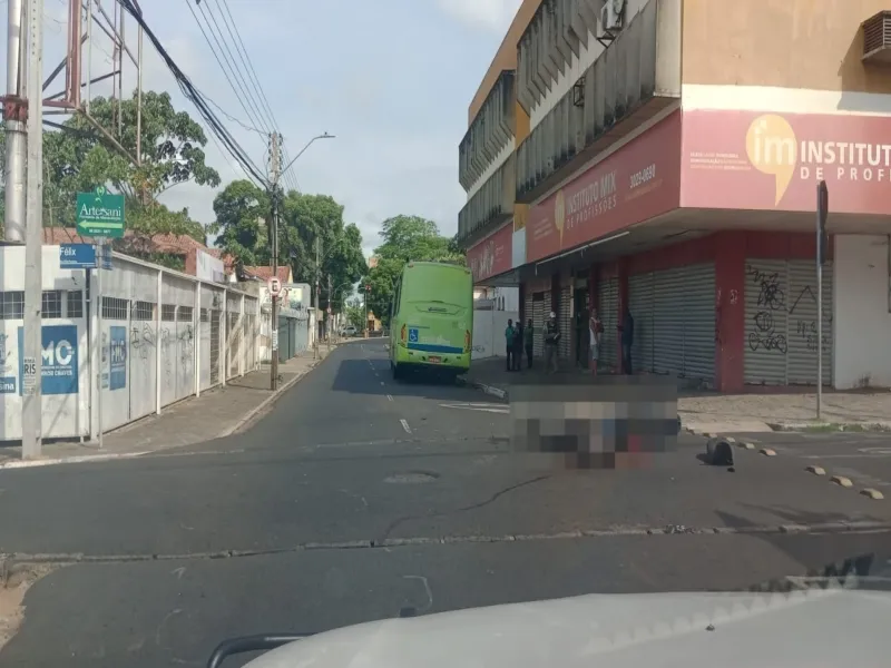 Motociclista morre após se envolver em grave acidente com ônibus no Centro de Teresina