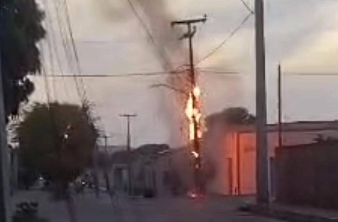 Poste entra em chamas no cruzamento do Anel Viário com a avenida Duque de Caxias, em Oeiras