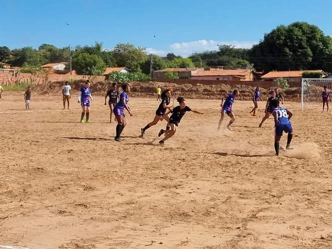 Prefeito Zé Raimundo inaugura campo de futebol no Bairro Várzea em Oeiras