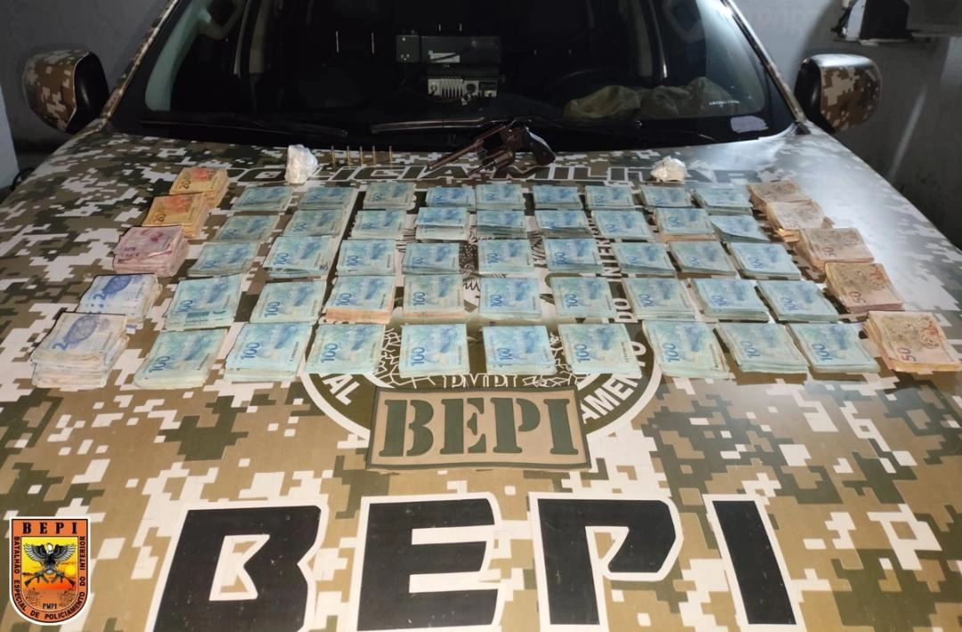 Suspeitos fogem e abandonam arma, drogas e R$ 50 mil na zona Leste de Teresina