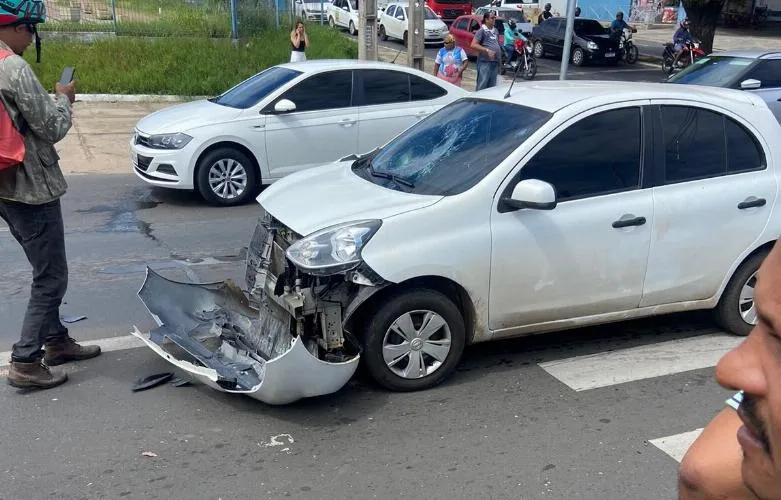 Idoso em motocicleta morre após ser atingido por carro em cruzamento de avenidas no bairro Saci