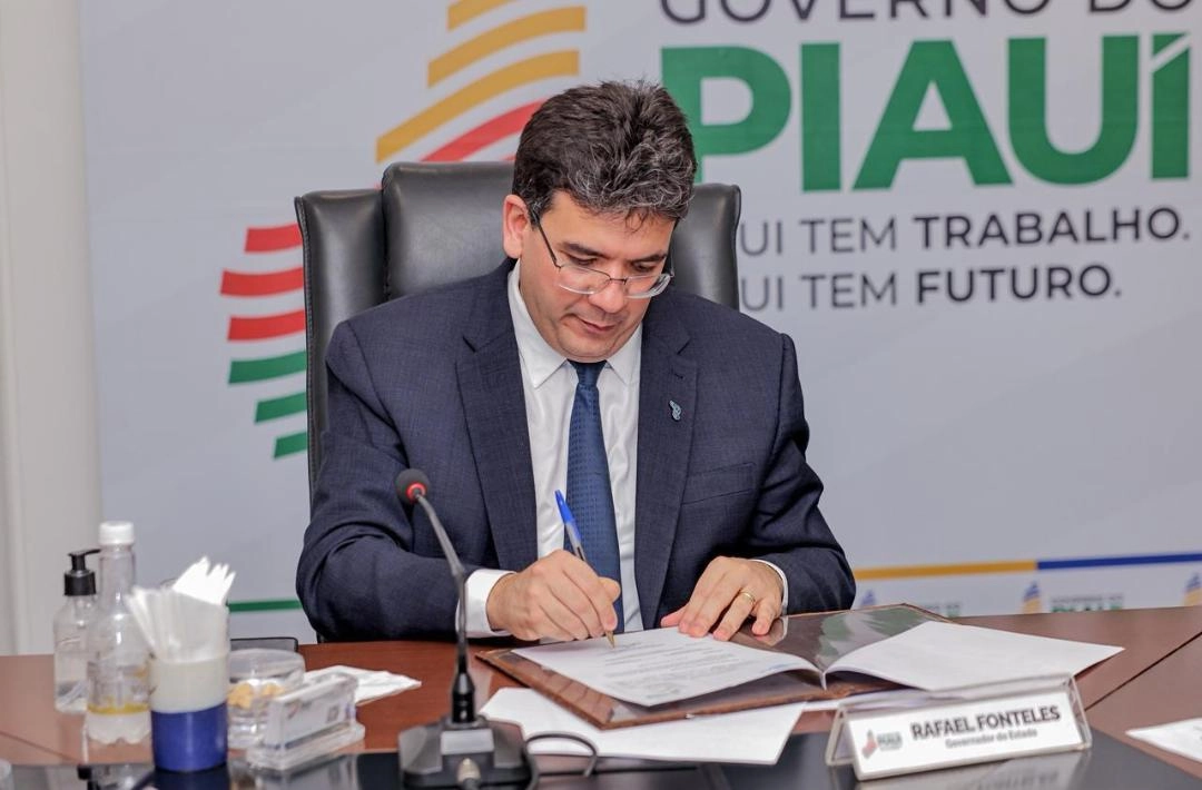Rafael Fonteles assina ordem de serviço para execução da etapa final da Vila Olímpica de Parnaíba