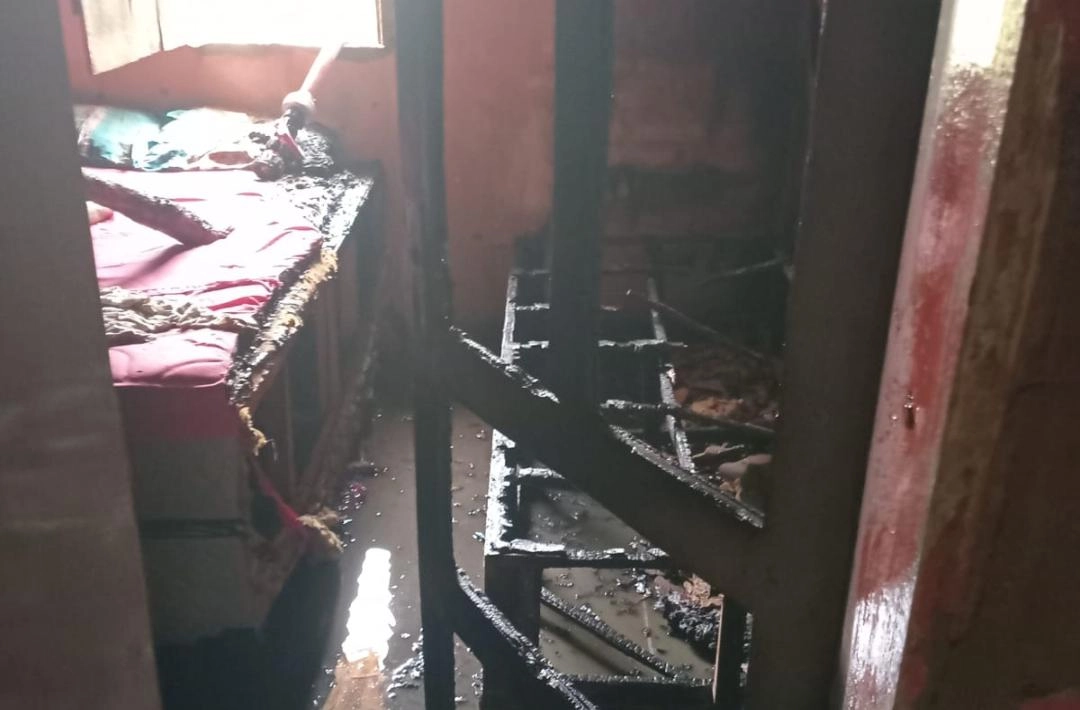 Bombeiros controlam incêndio em residência no bairro Várzea, em Oeiras